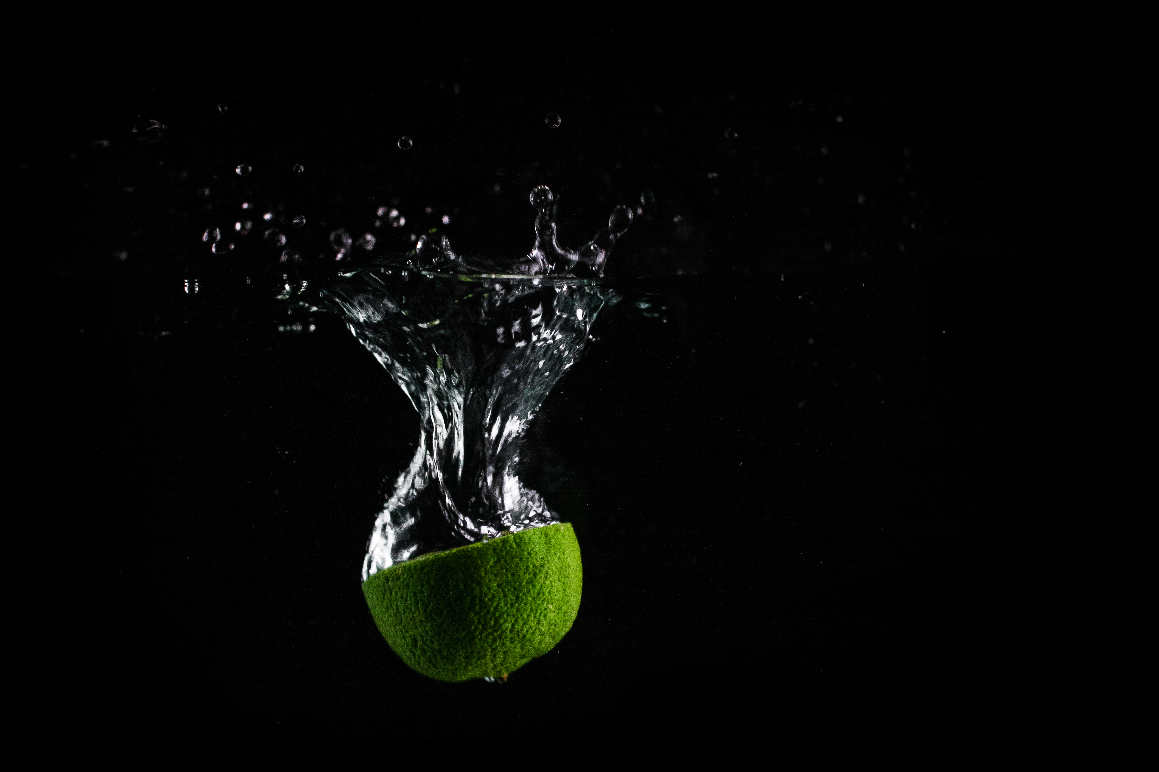 lime-in-water-with-black-background-picjumbo-com